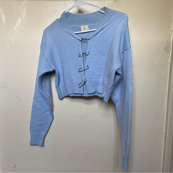Light blue sweater with silver pins - Picture 2 of 5